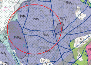 Carta geologica dell'area che ricade nella località Skino. Col cerchio rosso è messa in evidenza la zona su cui sorge l'Hotel Avalon Sikanì. Le linee blu indicano le faglie presenti in zona.